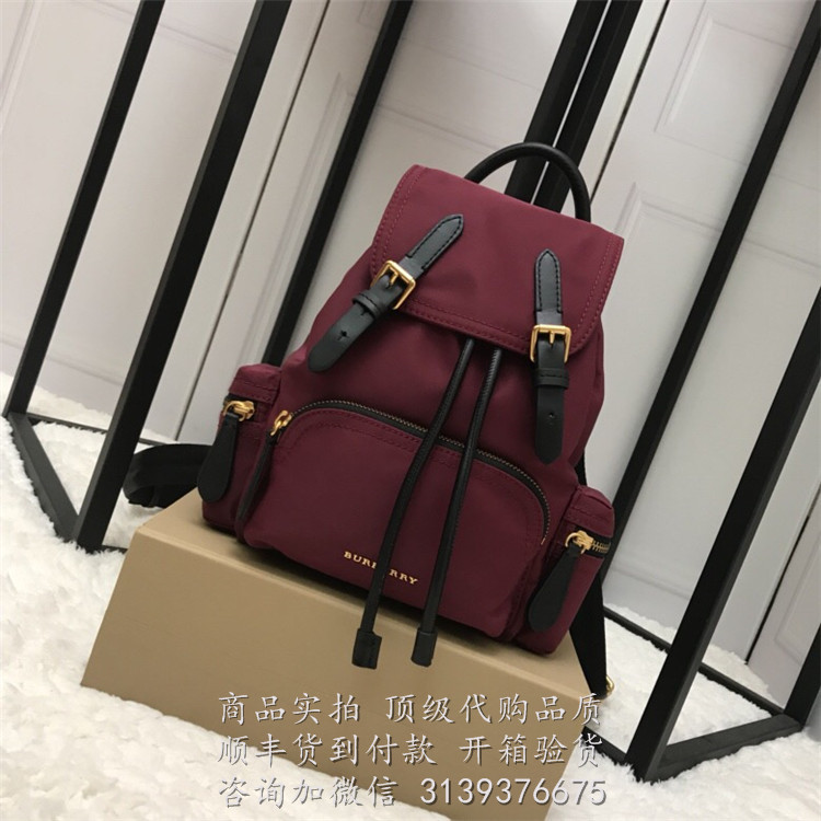 Burberry 40759701 酒红色 小号尼龙斜背式军旅背包