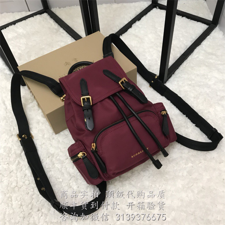 Burberry 40759701 酒红色 小号尼龙斜背式军旅背包