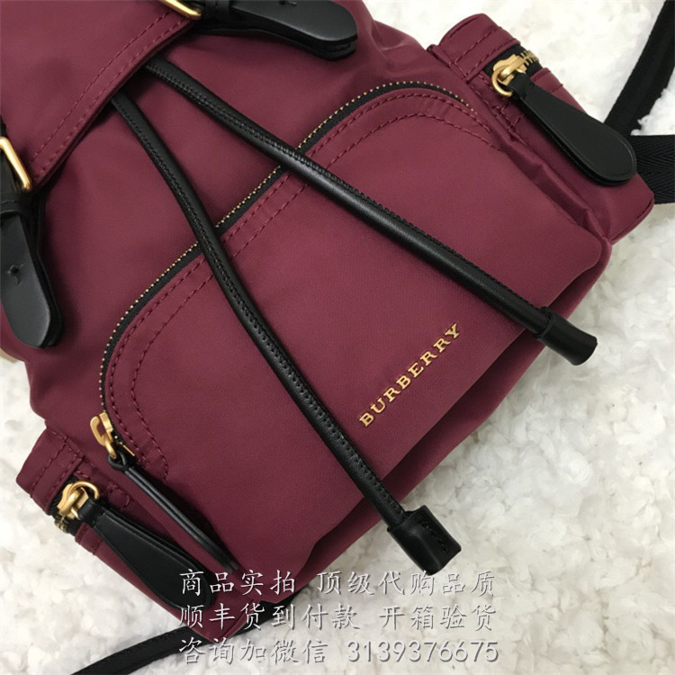 Burberry 40759701 酒红色 小号尼龙斜背式军旅背包