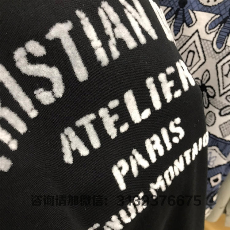 服饰详情:正面饰以白色"christian dior atelier"植绒印花 罗纹圆领