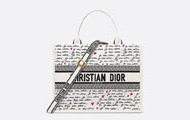 Dior/迪奥 白色面料黑色和红色 Je Vous Adore 图案刺绣搭配白色牛皮革 中号 Dioramour Book Tote 手袋  M1324CZBX_M933