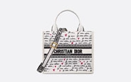 Dior/迪奥  白色面料黑色和红色 Je Vous Adore 图案刺绣搭配 白色牛皮革Dioramour Book Tote 手袋 M1325CZBX_M933